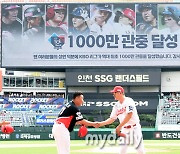 [MD포토] KBO리그 역대 최초 1000만 관중 달성 '팬 여러분의 성원 덕분입니다'