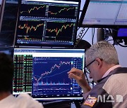 뉴욕증시, FOMC 앞두고 혼조 마감…다우 0.55%↑최고치(종합)