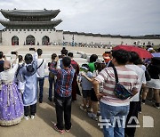 광화문 파수의식 바라보는 관람객들