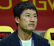 경기 바라보는 이정효 광주FC 감독