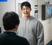 '8kg 증량+금발' 김우빈, 한가위 종합 선물 세트…'무도실무관' 글로벌 3위