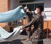 추석 맞아 봉사활동 하는 육군 장병들