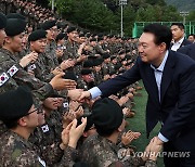 윤석열 대통령, 추석 맞아 강원 최전방 15사단 방문