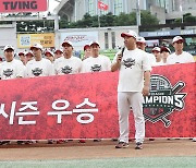 팬들에게 정규리그 1위 소감 밝히는 이범호 KIA 감독