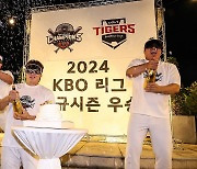 샴페인 흔들며 정규리그 1위를 자축하는 주장나성범