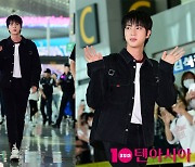 방탄소년단 진, 우월한 비주얼 뽐내며 출국..오늘도 멋짐[TEN포토+]