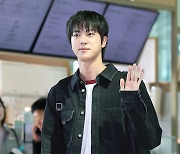 BTS 진, 블랙앤 화이트가 포인트