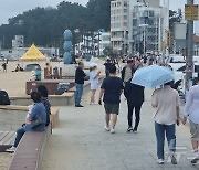 "가는 연휴 아쉬워"…강릉 해변 찾은 귀경객 '커피 한잔'