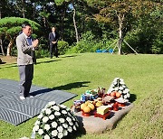 신격호 명예회장 선영 참배하는 신동빈 롯데그룹 회장