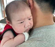 '이은형♥' 강재준, 초보 아빠 티 팍팍..子 "왜 벌써 트림 시켜!"