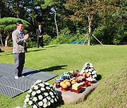 신동빈 롯데 회장, 아버지 신격호 명예회장 선영 찾아 추모