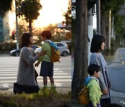 [리뷰] '길게 당당히 사랑받을' 가족·엄마 이야기, 영화 '그녀에게'