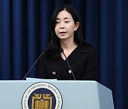 윤 대통령 “소아 의료 지원 아끼지 않아야…의료진·국민 덕 연휴 넘겨”