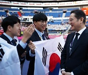 Samsung chairman presents medals at WorldSkills Lyon 2024 closing ceremony