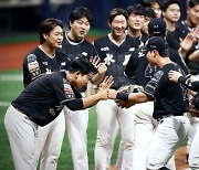 연봉협상 난항→114일 2군 생활…만년 백업의 ML급 미친 수비, 3위 싸움 참전 이끌다