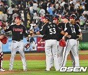 5-3 역전승 기쁨 나누는 LG 트윈스 선수들 [사진]