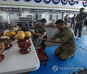 추석맞이 함상 차례 지내는 순항훈련전단 장병들