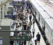 연휴 마지막 날, 서울역 도착한 승객들