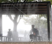 폭염 찾아온 서울…그늘에서 쉬는 시민들