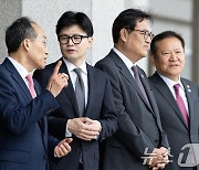 尹 대통령 출국길 앞서 대화하는 한동훈·추경호