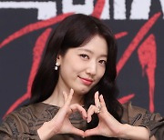 [E포토] 박신혜, '지옥에서 온 악마의 하트'