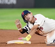 [포토] 황성빈 '가볍게 2루 도루 성공'