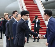 尹, 체코 공식 방문차 출국…한동훈 환송