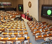 巨野 김건희 특검법 강행 처리… 與, 尹에 거부권 건의