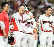 KIA, 7년 만에 왕좌 탈환..정규시즌 1위로 한국시리즈 직행