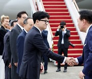 尹, 한동훈 대표 환송받으며 출국…체코 2박4일 공식 방문