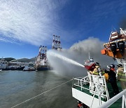 통영 조선소 계류중인 해상크레인에서 화재, 진화 중