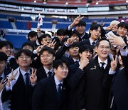 Samsung chief vows support for skilled professionals