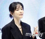 '블랙 재킷+롱부츠' 이영애, 50대 맞아? 보고도 믿을 수 없는 우아함 [MD동영상]