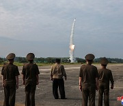 北, 핵시설 공개 이어 초대형 탄두 SRBM 발사 ‘연쇄 도발’