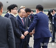 국민의힘 지도부와 인사 나누는 윤 대통령