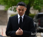 경찰, '동성 성폭행 혐의' 유아인 불송치…"증거 불충분"