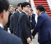 尹대통령, 체코로 출국…한동훈 대표 등 환송