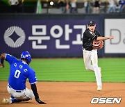 심우준,'병살로 잡아야 해' [사진]