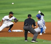 ‘2홈런-1도루 남았다’ 오타니, 시즌 49호 도루 성공