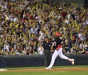 대패에도 축제 "잘생겼다 이범호, KIA 없이는 못살아" 열창, '타이거즈 가을 축제는 이미 시작됐다' [잠실 현장]