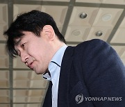 피의자 조사 출석하는 위메프 대표