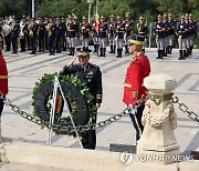 루마니아 무명용사 묘역 찾은 박안수 육군참모총장