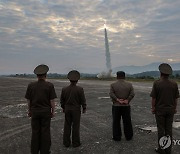 북 "4.5t 초대형 재래식 탄두 장착 신형 미사일 시험발사 성공"(종합)