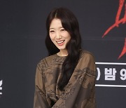 포즈 취하는 박신혜