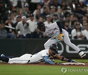 MLB서 날아오는 방망이 피하려 베이스 떠난 주자 황당 아웃