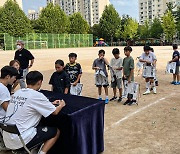 ‘우리 동네 축구선수와 함께’ 서울이랜드, 신서초등학교서 지역 밀착 ‘스마일스쿨’ 진행