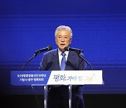 文 “尹 흡수통일론 상황 악화”…대통령실 “文 말로만 평화”