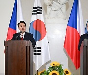 원전 세일즈 尹…체코 대통령 "한국 최종 수주 낙관" 화답