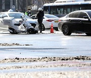 "운전 중에 콜 받느라 사고"…배달 라이더 산재 원인 두고 '논란'