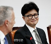 [사설] 대통령이 “민심과 동떨어져 있다”는 여당 대표의 직격, 민심은 ‘심리적 탄핵’ 수준